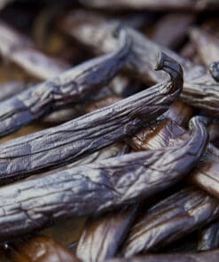 Verse Tahitiaanse vanillestokjes kopen; close-up van gedroogde, aromatische stokjes op een productpagina.